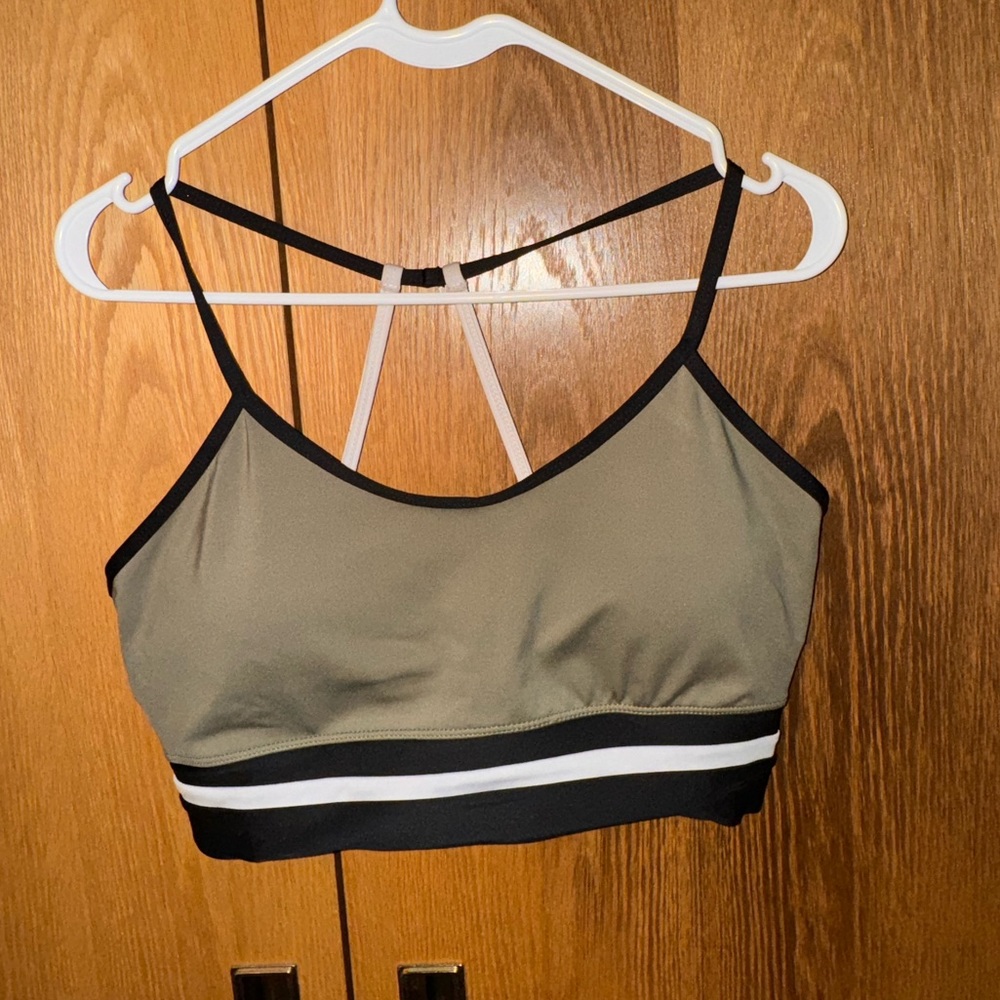 Women’s medium sports bra
